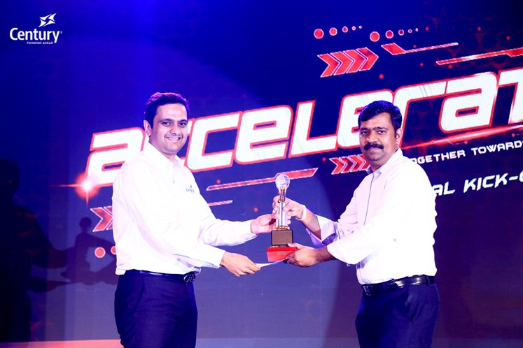 MD of Century Real Estate presenting the Corporate Excellence 'Outside the Box Thinker' award to Vivek Joshi